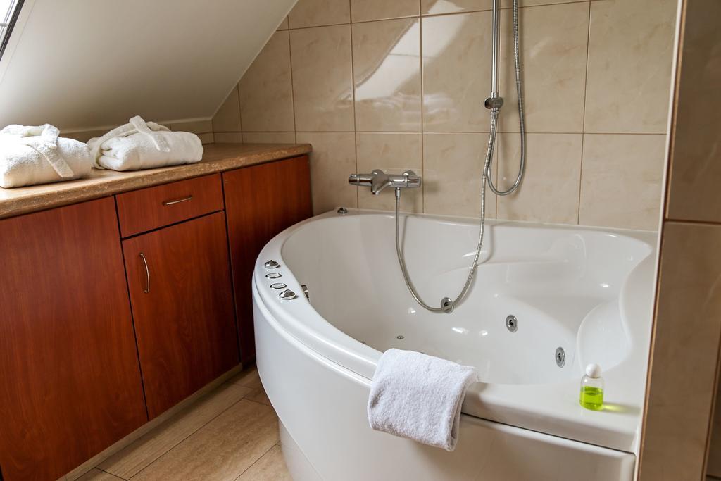 Hotel Wilgenhof Maaseik Eksteriør billede